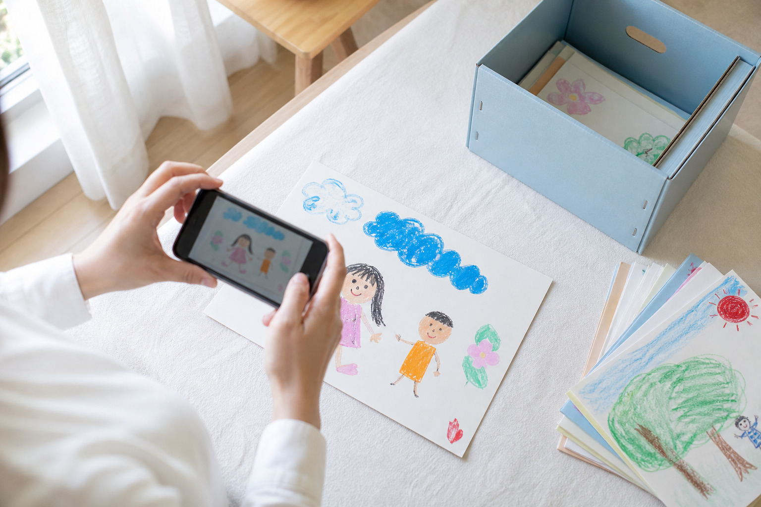 子どもの作品を写真に残す様子