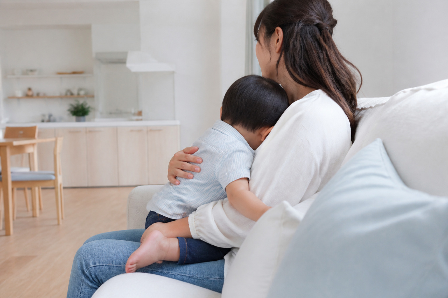 座って子どもを抱きしめる親子