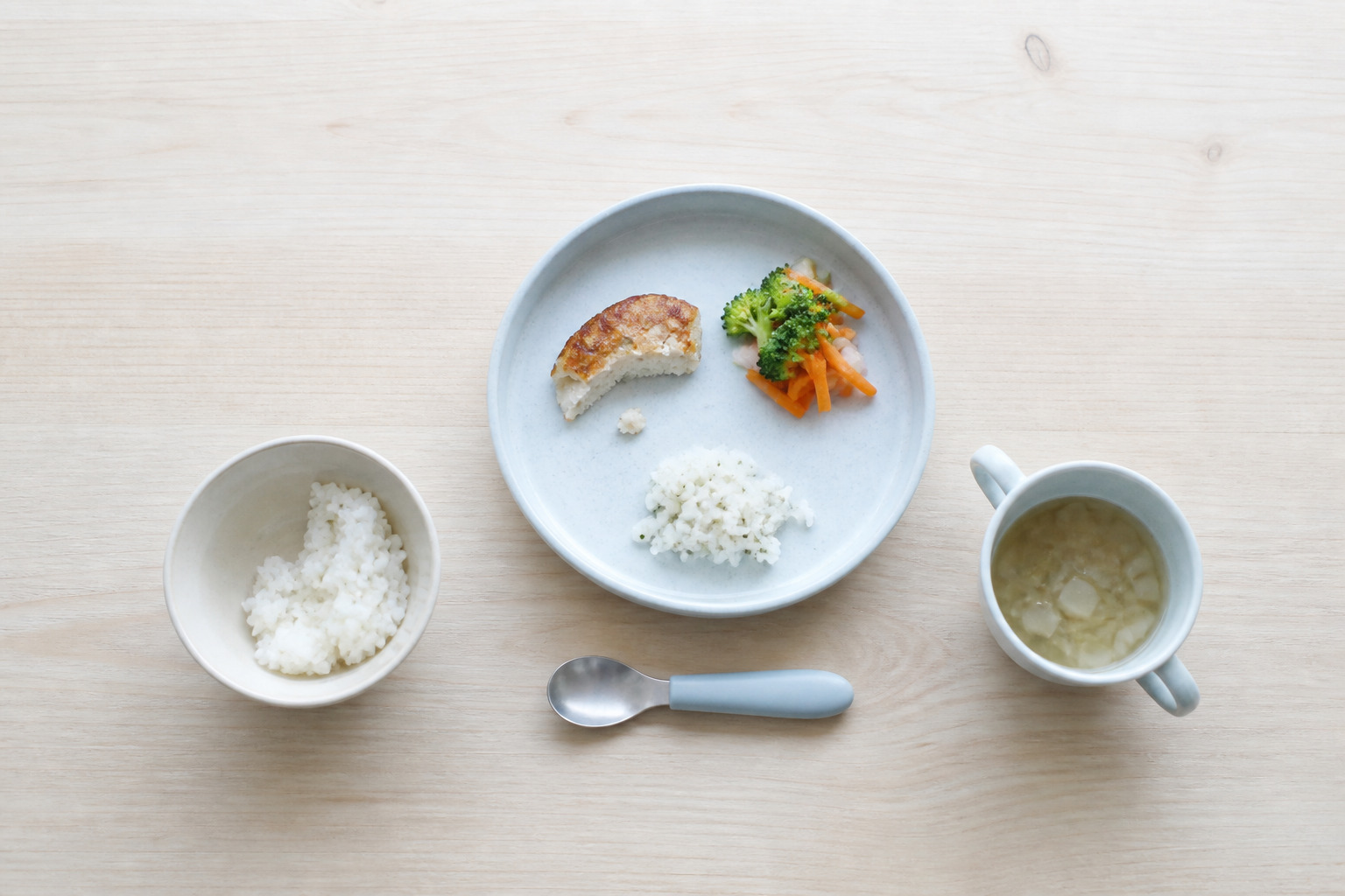 少量のごはんと野菜を盛りつけた子どもの食事